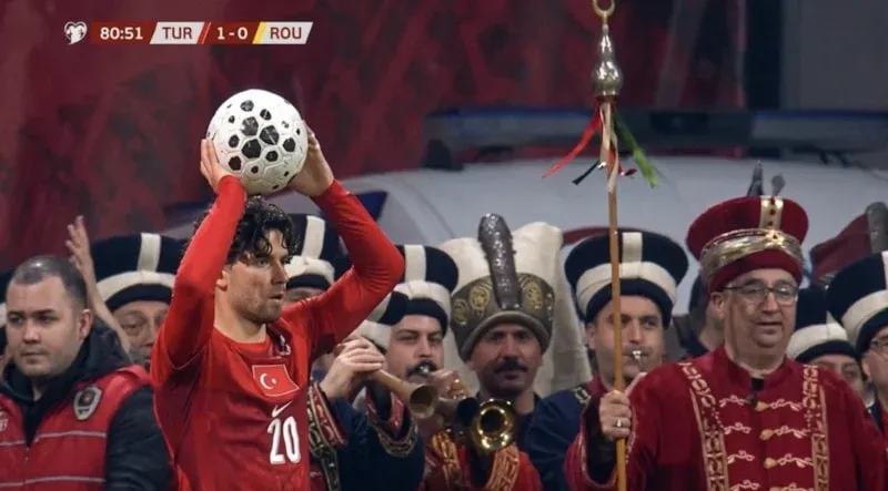Ferdi Kadıoğlu'nun Taç Atışında Mehter Takımı Görüntüsü Viral Oldu